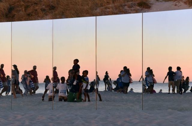 Зеркальный "остров" на австралийском пляже