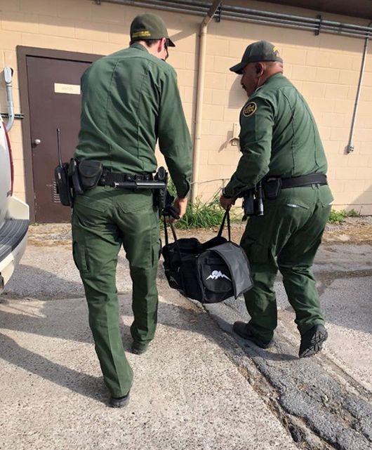 Находка американских пограничников в брошенной нелегалами сумке 