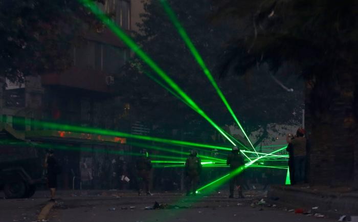 Использование лазерных указок протестующими разных стран (18 фото)
