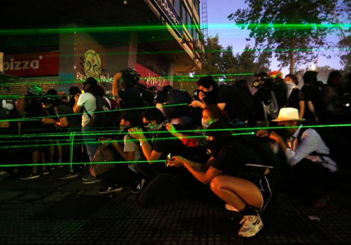 Использование лазерных указок протестующими разных стран (18 фото)