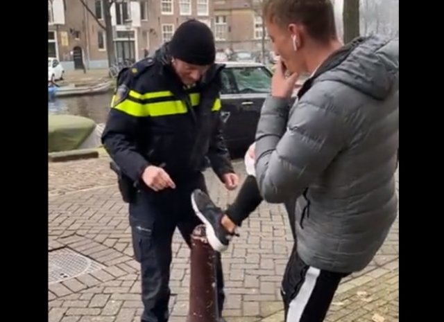Полицейский в Нидерландах занят странным делом