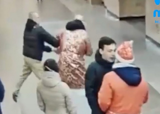 Драка в питерском метро вокруг Деда Мороза и Санта-Клауса попала на видео