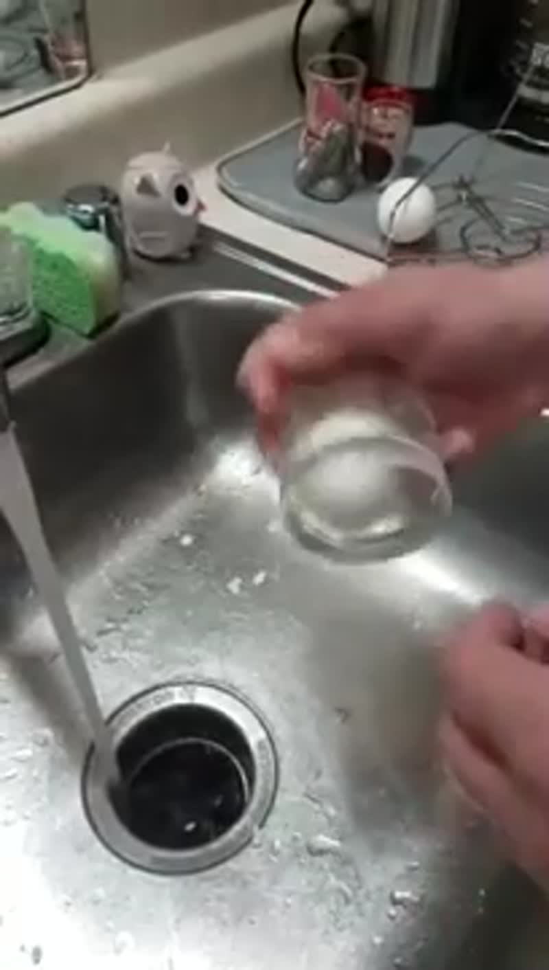 Как идеально почистить яйцо за пару секунд