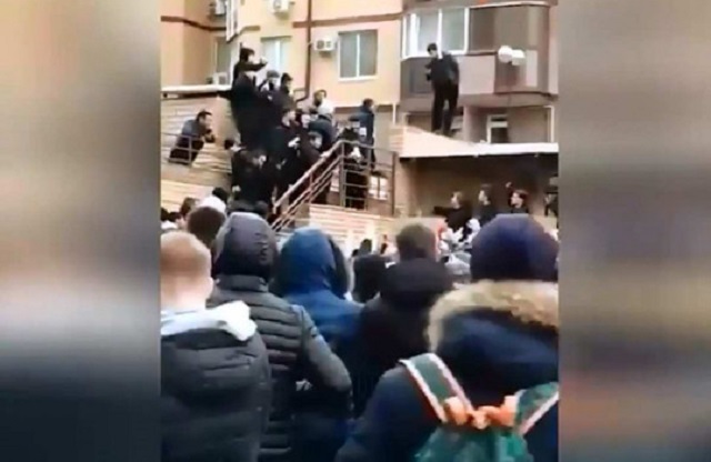 Сын чеченского чиновника забросал людей деньгами и спровоцировал давку (2 видео)