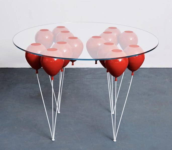 Стол из красных воздушных шаров
