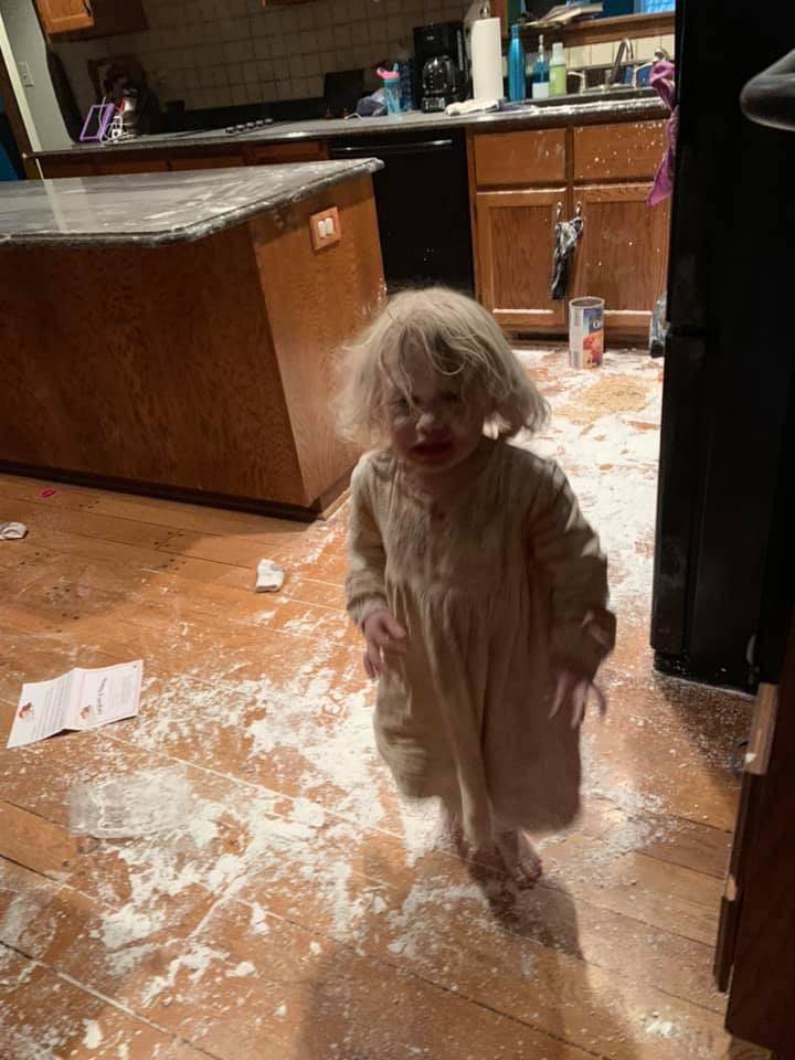 Ребенок рассыпал муку на кухне