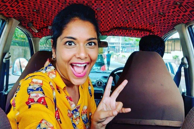 Журналистка Рейчел Лопес два года фотографирует потолки такси в Мумбаи