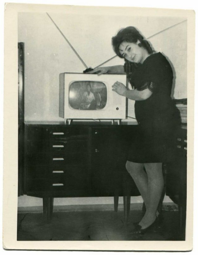 радостные люди, в доме которых появился первый телевизор