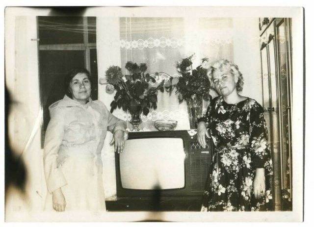 Ностальгия:радостные люди,в которых появился первый телевизор(13 фото)