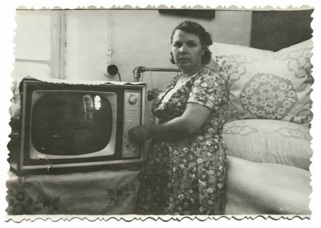 Ностальгия:радостные люди,в которых появился первый телевизор(13 фото)
