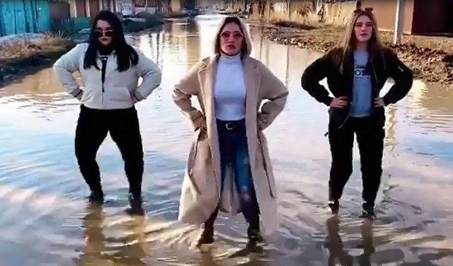 По всему миру люди участвуют в челлендже от русской группы Little Big (10 видео)