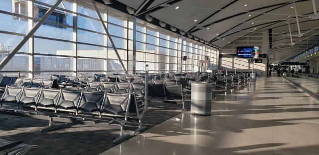 Пустые аэропорты и самолеты по всему миру