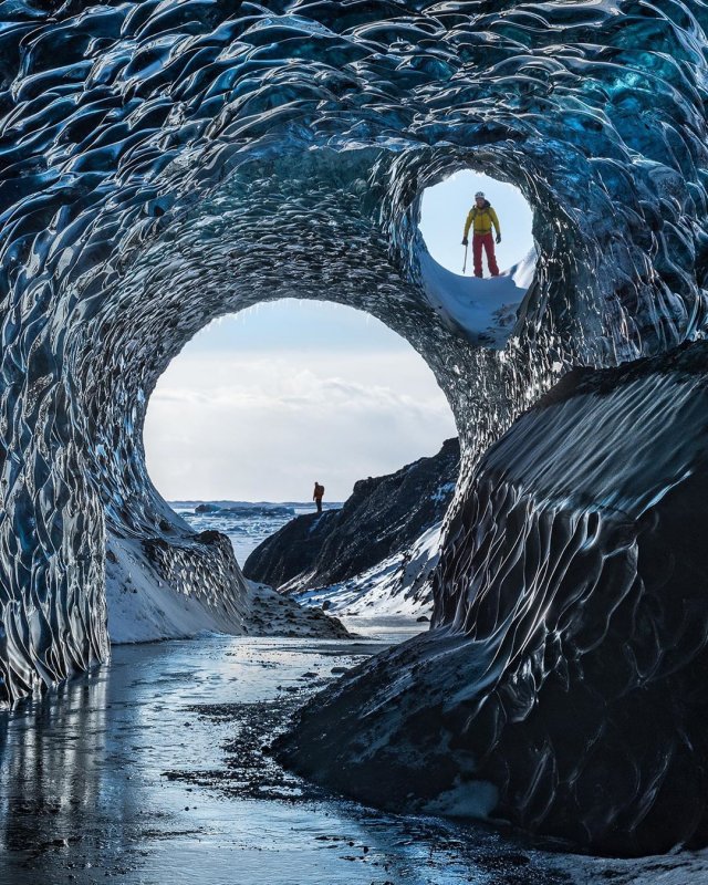 Талая вода проделывает в ледяных пещерах запутанные ходы