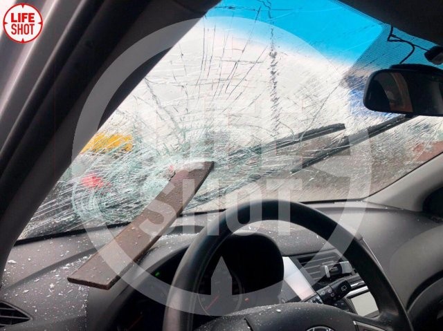 Рессора от грузовика пробила лобовое стекло легковушки (2 фото)