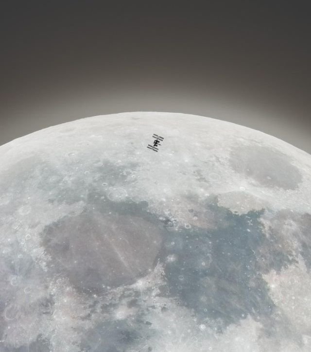 Маленький МКС на фоне Луны