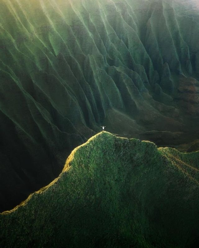Горы на Гавайях и маленькая песчинка на их фоне