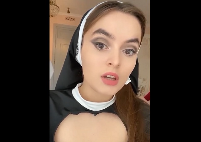 Девушка станцевала в костюме католической монашки и разгневала православных подписчиков (5 видео)