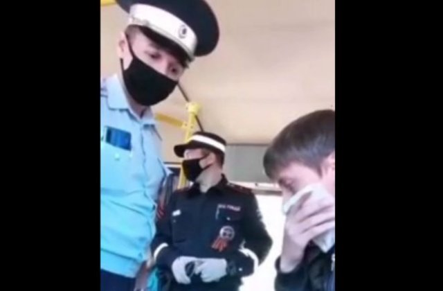Полицейские продолжают задерживать опасных преступников: на колени за отсутствие маски