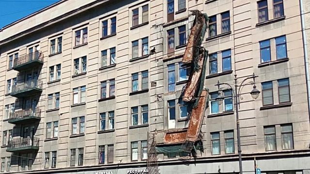 В Санкт-Петербурге по принципу "домино" обрушилось 4 балкона (4 фото)