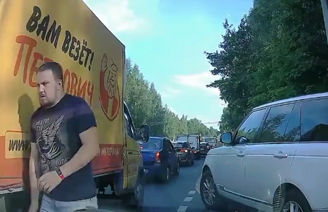Дорожный конфликт в Санкт-Петербурге: газовый баллончик, пистолет и разбитое стекло