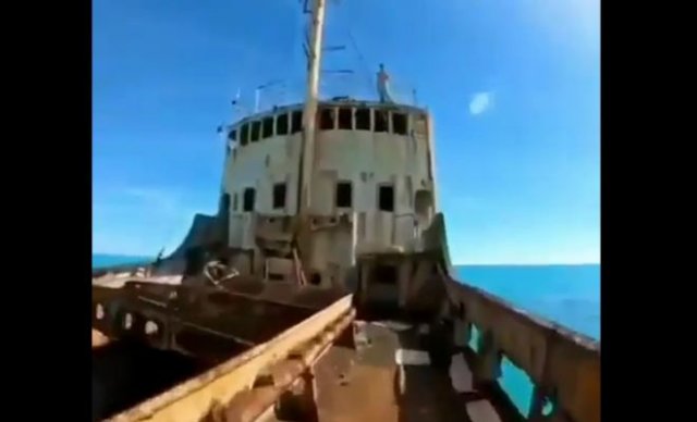 Эпичный прыжок в воду с заброшенного корабля