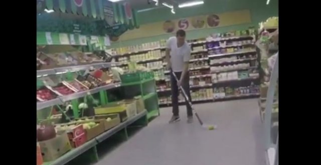 Евгений Малкин раскидал в супермаркете продукты по полкам с помощью клюшки