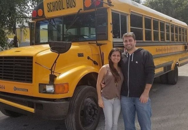 Молодая пара превратила старый школьный автобус в дом своей мечты