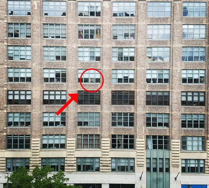 Битва стикеров между двумя офисными зданиями (12 фото)