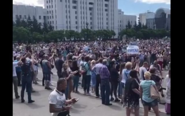 Митинги в Хабаровске: люди поддерживают арестованного губернатора Сергея Фургала (4 видео)