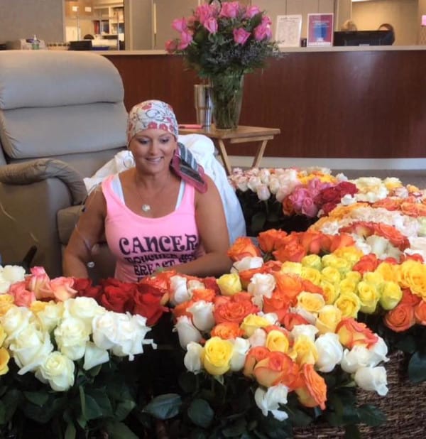 Мужчина привез свою онкобольную жену на последнюю химиотерапию. А теперь внимание на букет роз!