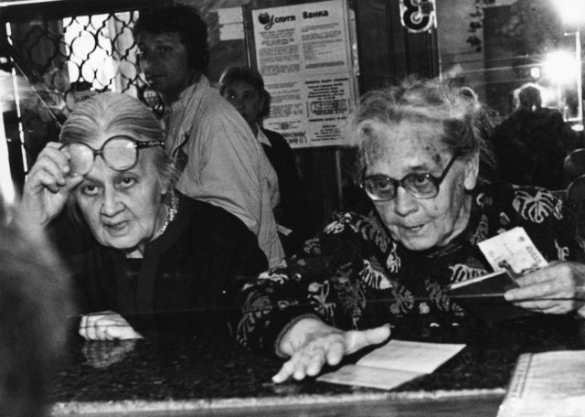 Женщины в Сбербанке, 1998 год