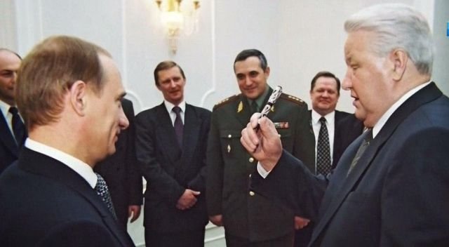 Борис Ельцин дарит Владимиру Путину ручку