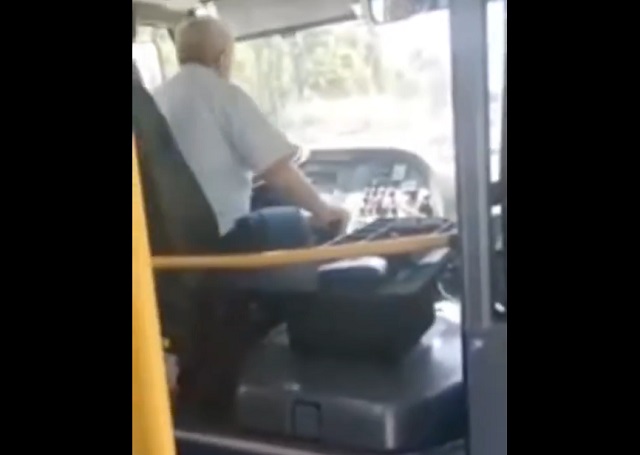 В Белгороде водитель автобуса вытолкал пенсионера на улицу