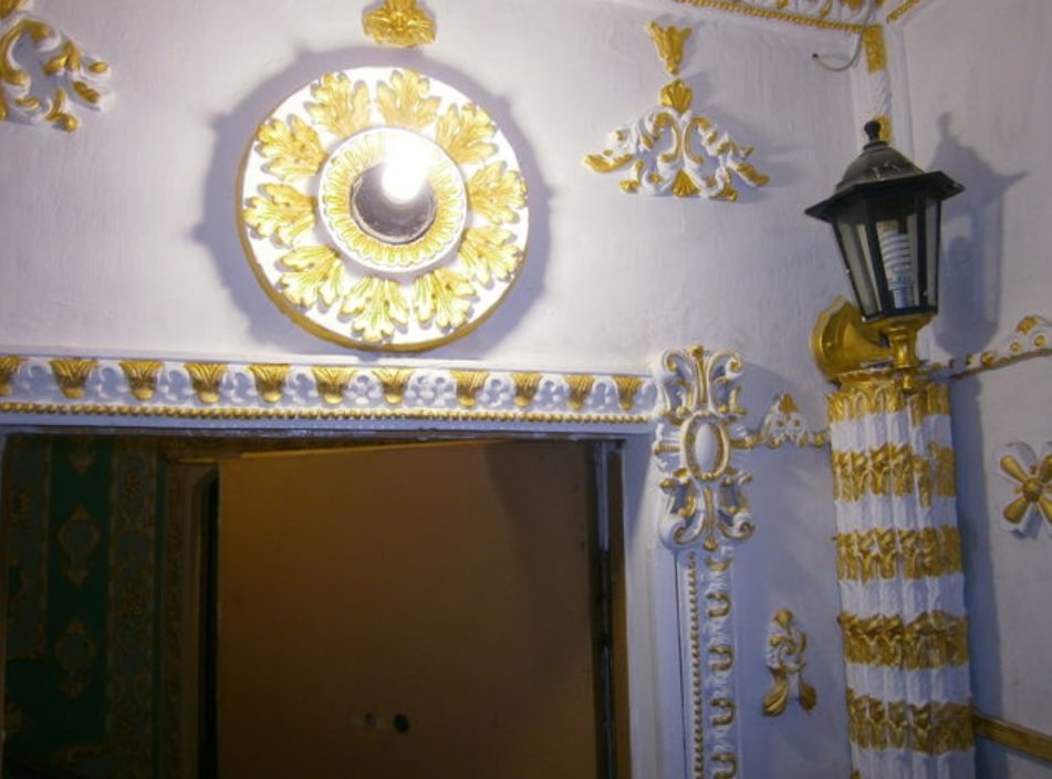 В настоящий дворец превратил обшарпанный подъезд пенсионер из Киева