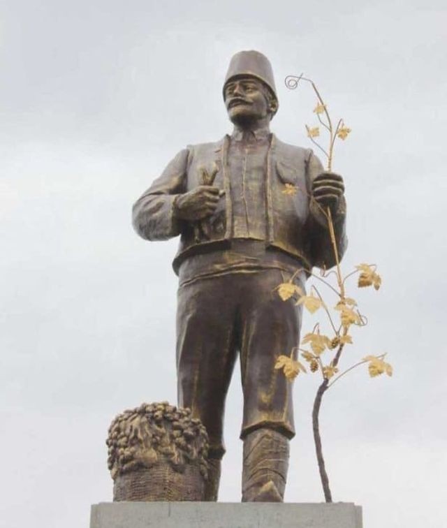 В Одесской области памятник Ленина преобразовали (2 фото)