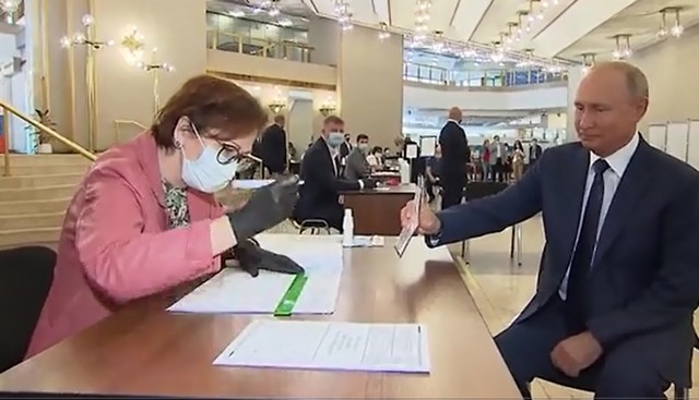 Владимир Путин приехал на голосование по поправкам в Конституцию