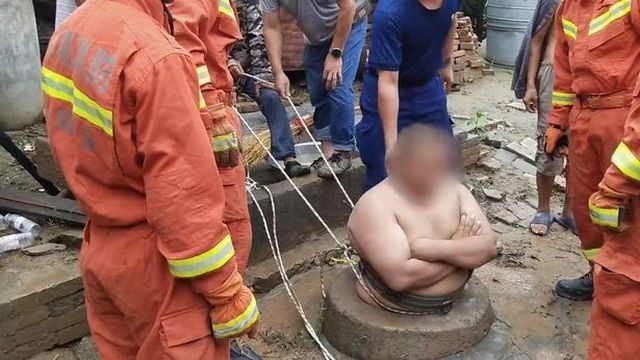120-килограммовый житель Китая застрял в колодце (2 фото)