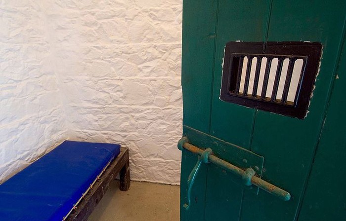 Как выглядит самая маленькая тюрьма в мире (7 фото)