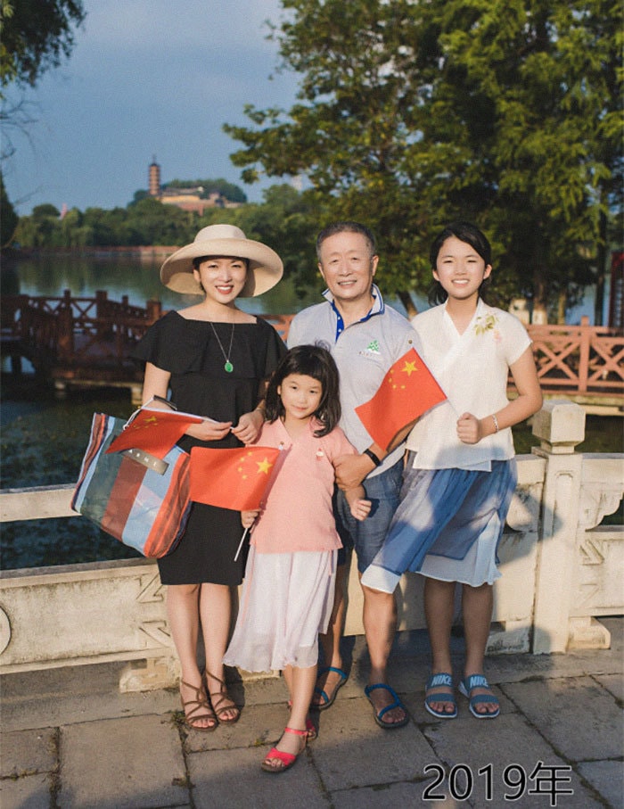 Китаец вот уже целых 40 лет придерживается традиции, фотографируясь с дочкой на одном и том же месте