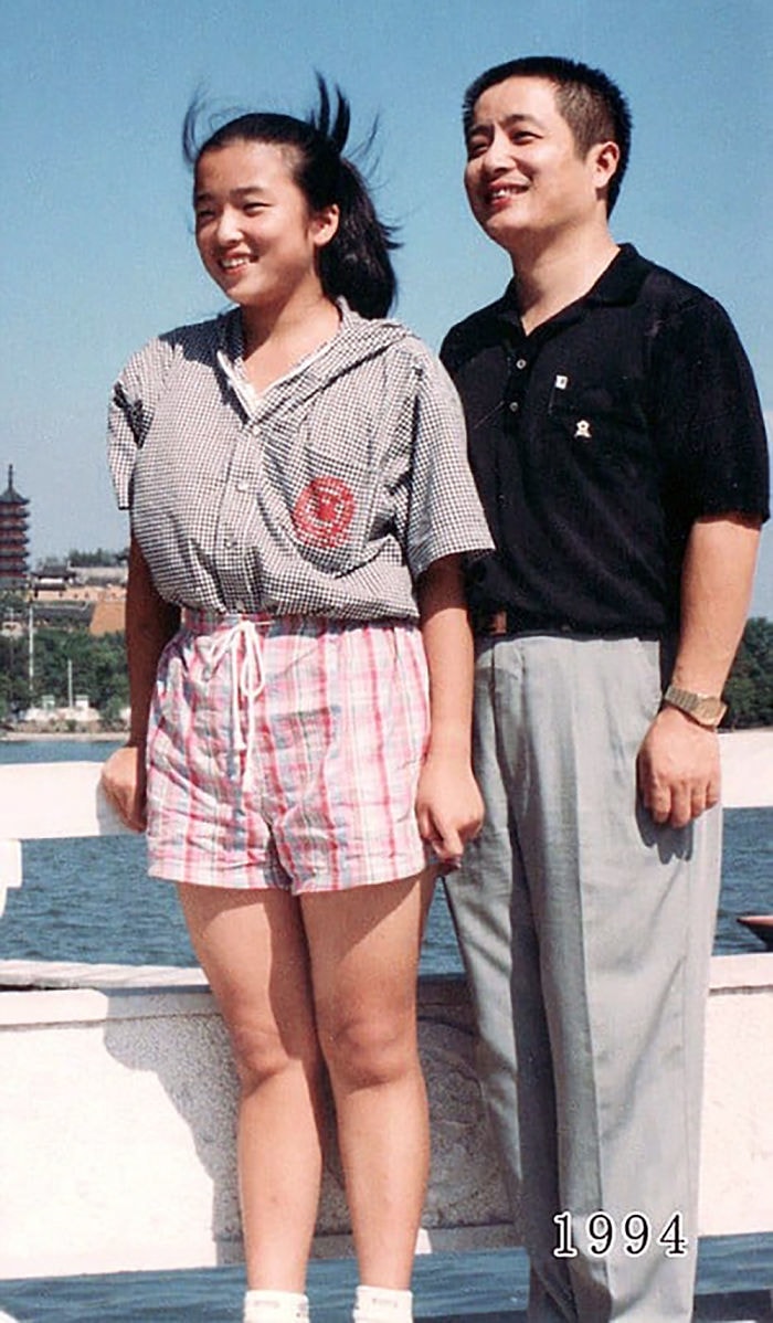 Китаец вот уже целых 40 лет придерживается традиции, фотографируясь с дочкой на одном и том же месте
