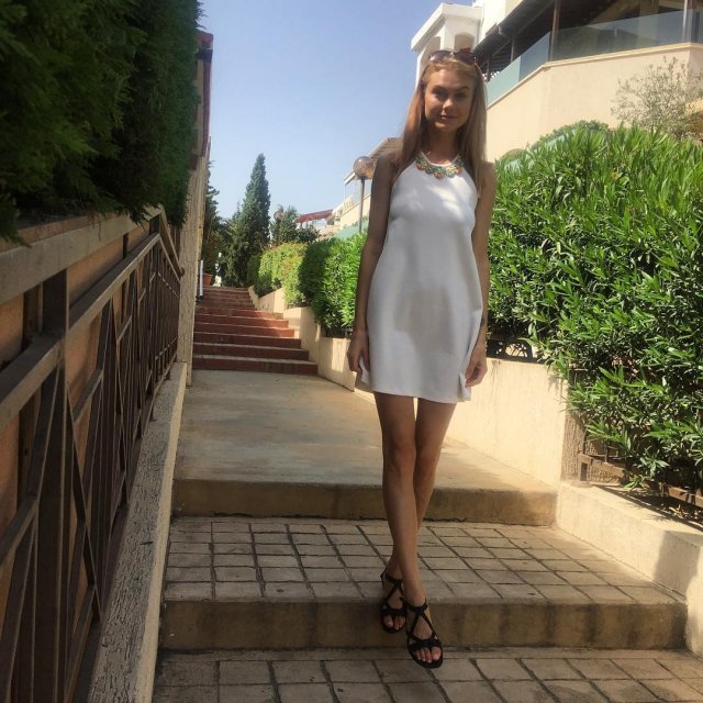 Мая Коноваленко (Nancy Ace) в белом платье на лестнице