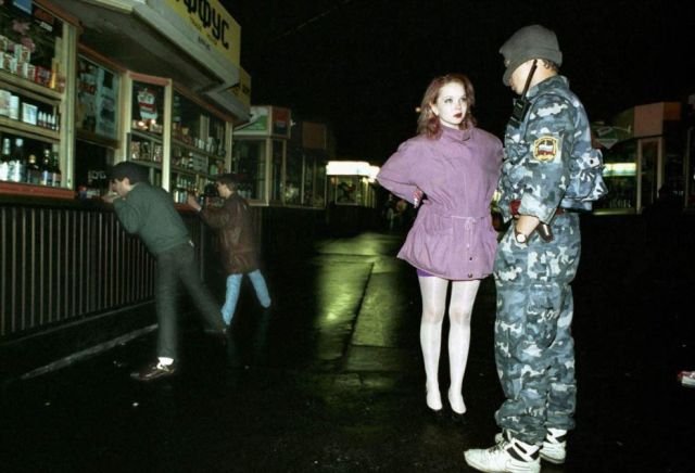 Сотрудник милиции задерживает ночную бабочку, 1994 год, Москва