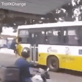 Падение безбилетника с автобуса