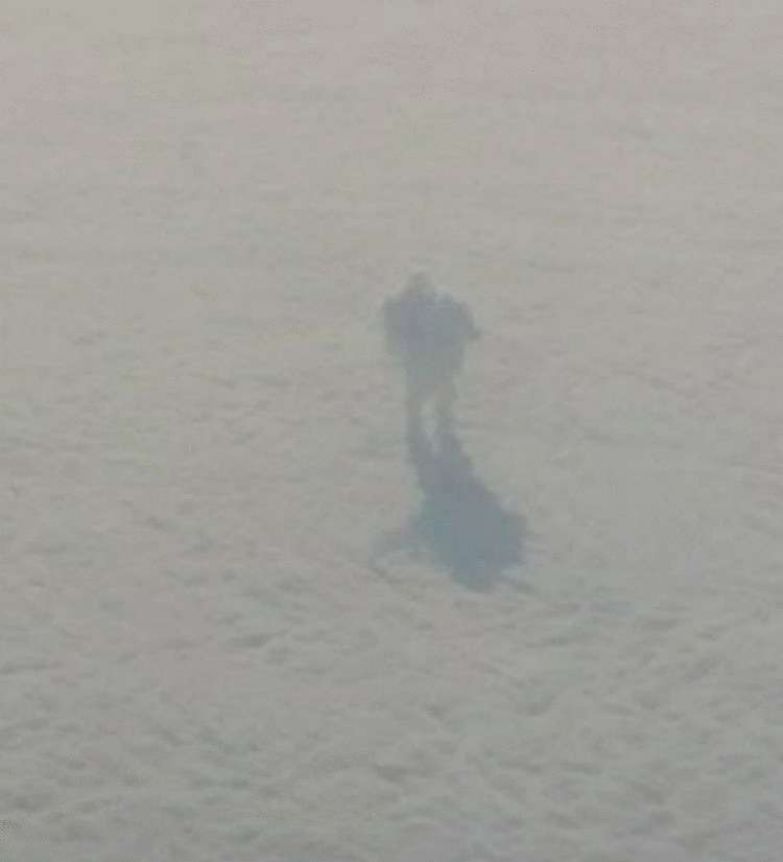 Шокирующее фото человека, идущего по облакам на высоте 10000 метров, сделали пассажиры рейса Вена – Лондон