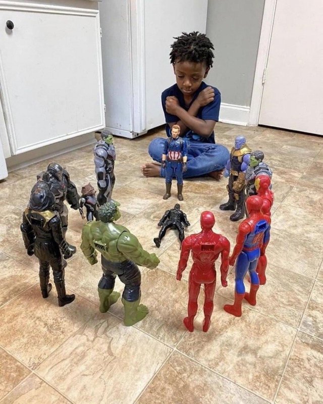 Дети в окружении героев Marvel прощаются с Черной пантерой