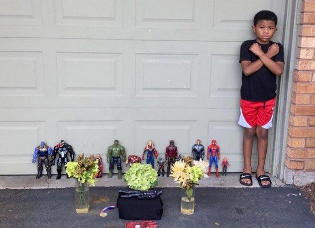 Ребенок с фигурками героев Marvel у гаража