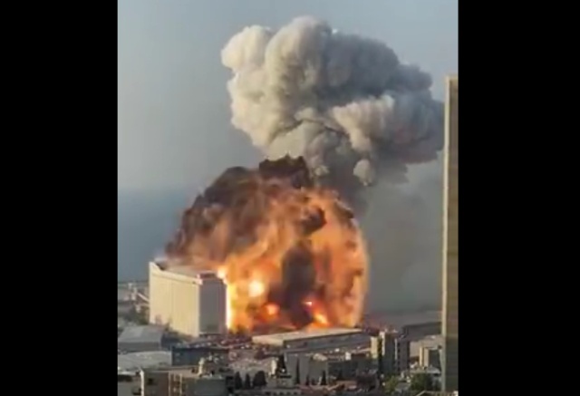В Бейруте произошел мощный взрыв. Порт и центр столицы Ливана в руинах (5 видео)