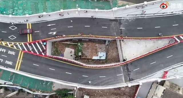 В Китае построили шоссе вокруг дома женщины