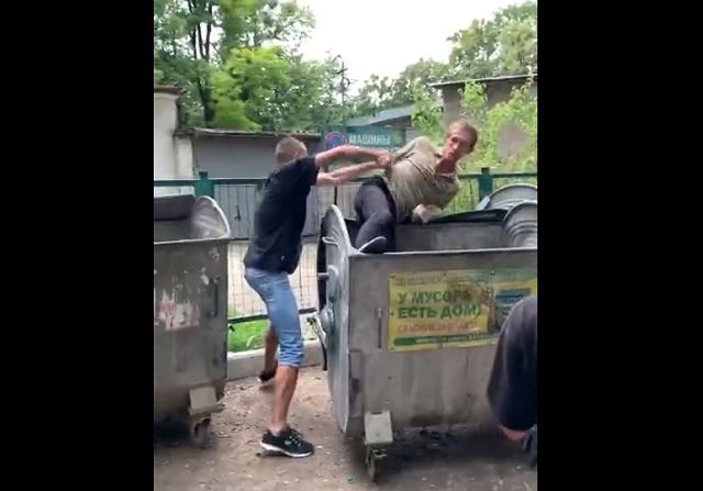 Вора загнали в мусорный ящик и устроили ему публичную порку