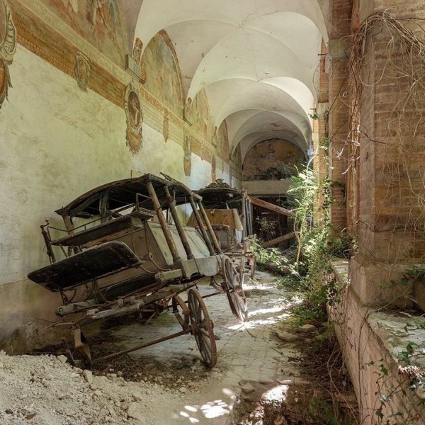 Старые катафалки в окинутом монастыре в Италии